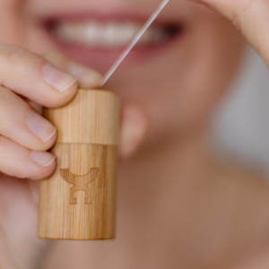 Ață dentară în recipient din lemn de bambus